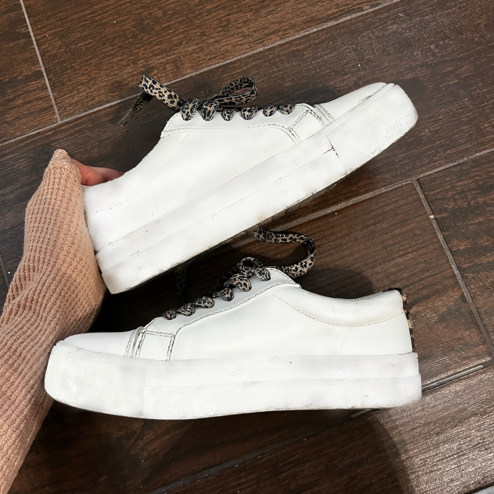 American Eagle / Women’s US Size 6 / White + Cheetah Print